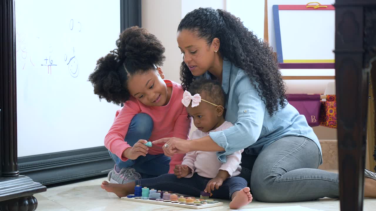 非裔美国母亲和女儿在和婴儿玩耍视频下载