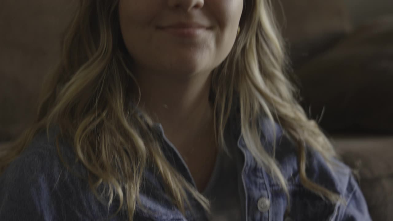 美国犹他州普罗沃，倾斜到近距离的微笑女子看着相机的肖像视频素材