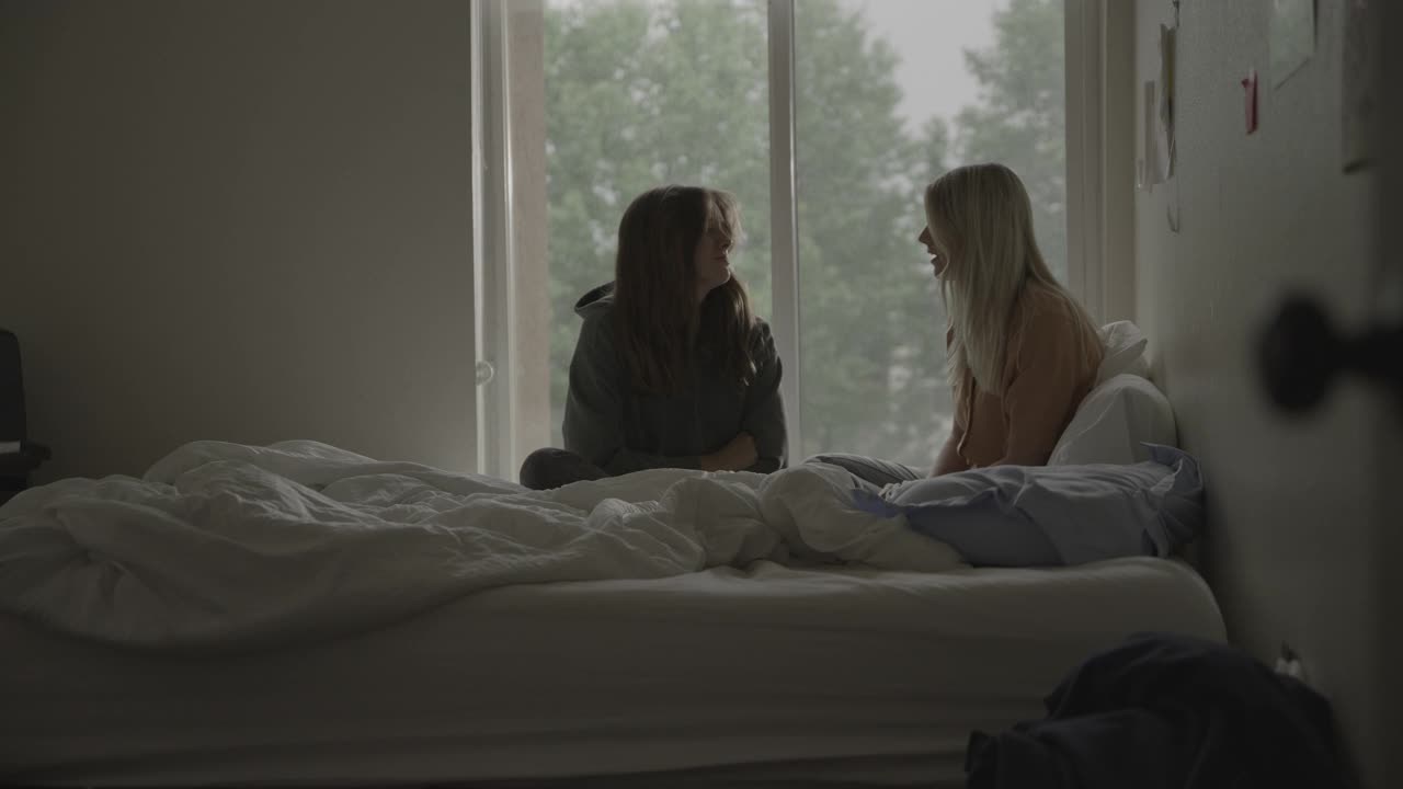 美国犹他州普罗沃，一个女人在卧室里安慰和拥抱朋友视频下载