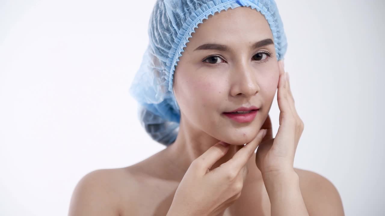 微笑的东亚民族女性皮肤护理视频购买