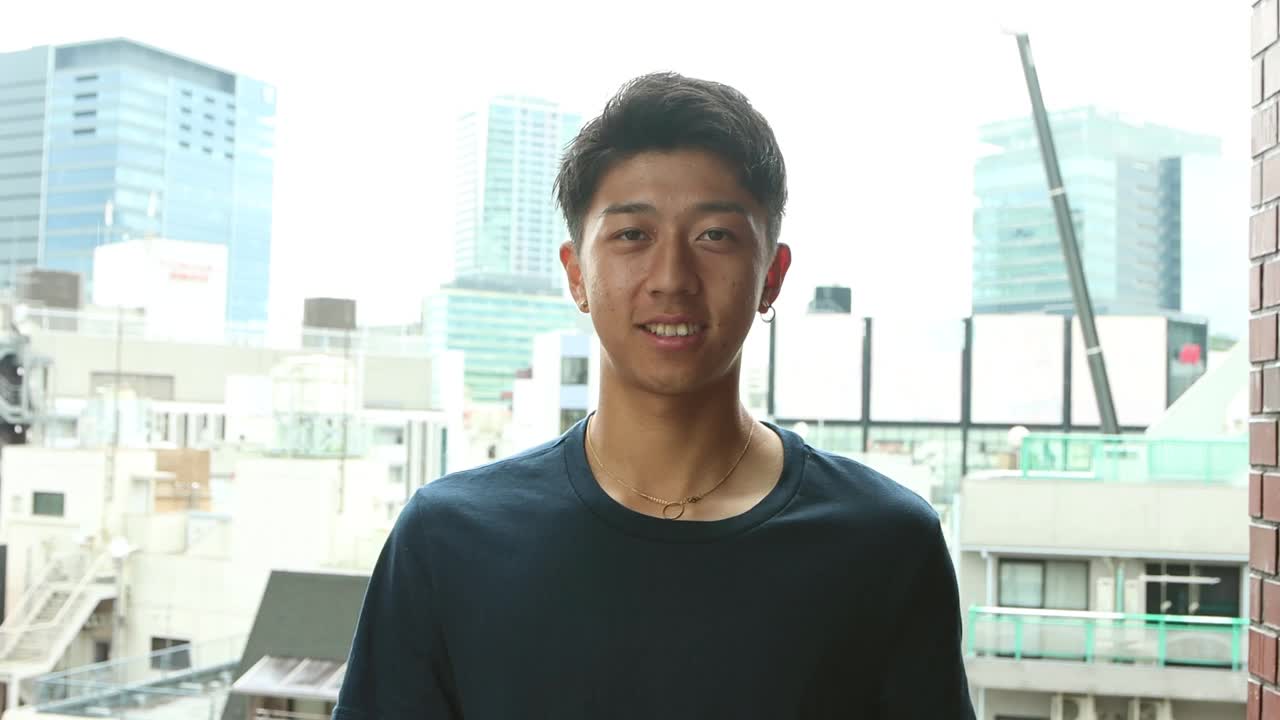 微笑的亚洲青年男子肖像视频素材