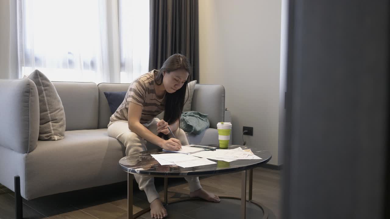 亚洲女性在家计算个人财务视频素材