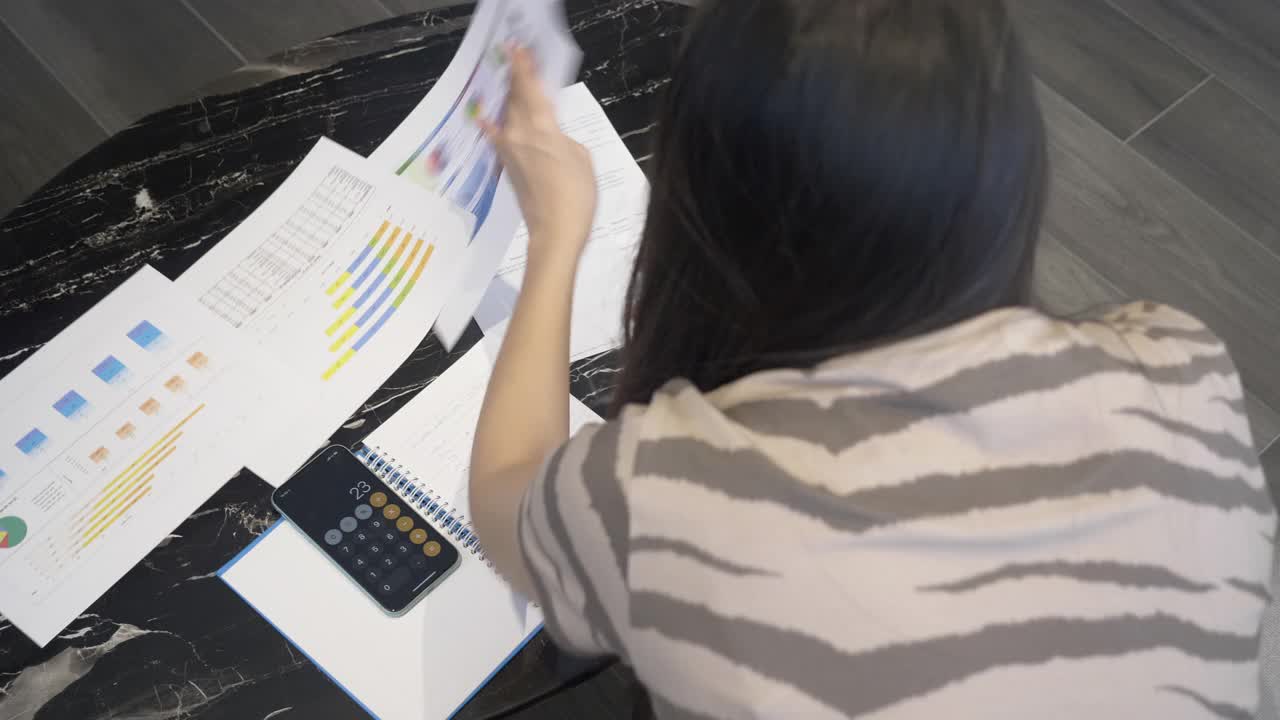 亚洲女性在家计算个人财务视频素材
