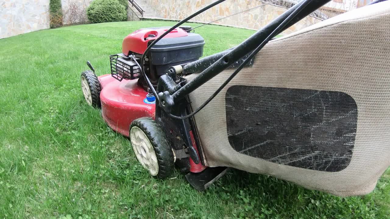 草坪上的割草机视频素材