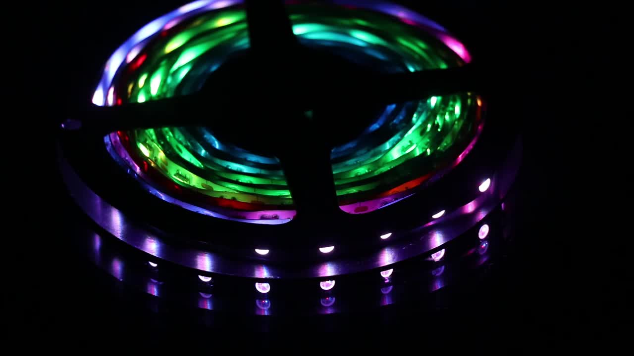 可寻址RGB彩色LED灯条照明，在中混合颜色，可用于装饰和节日视频下载
