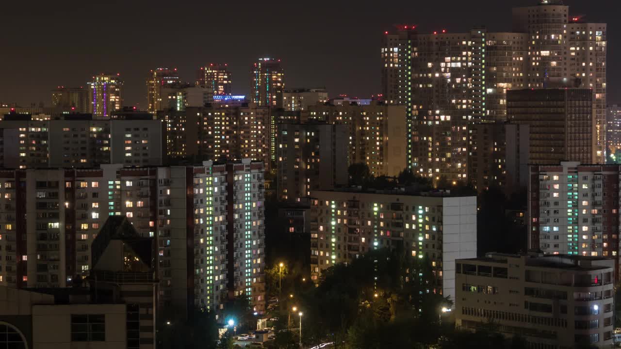 摩天大楼和夜光窗的夜城。视频下载