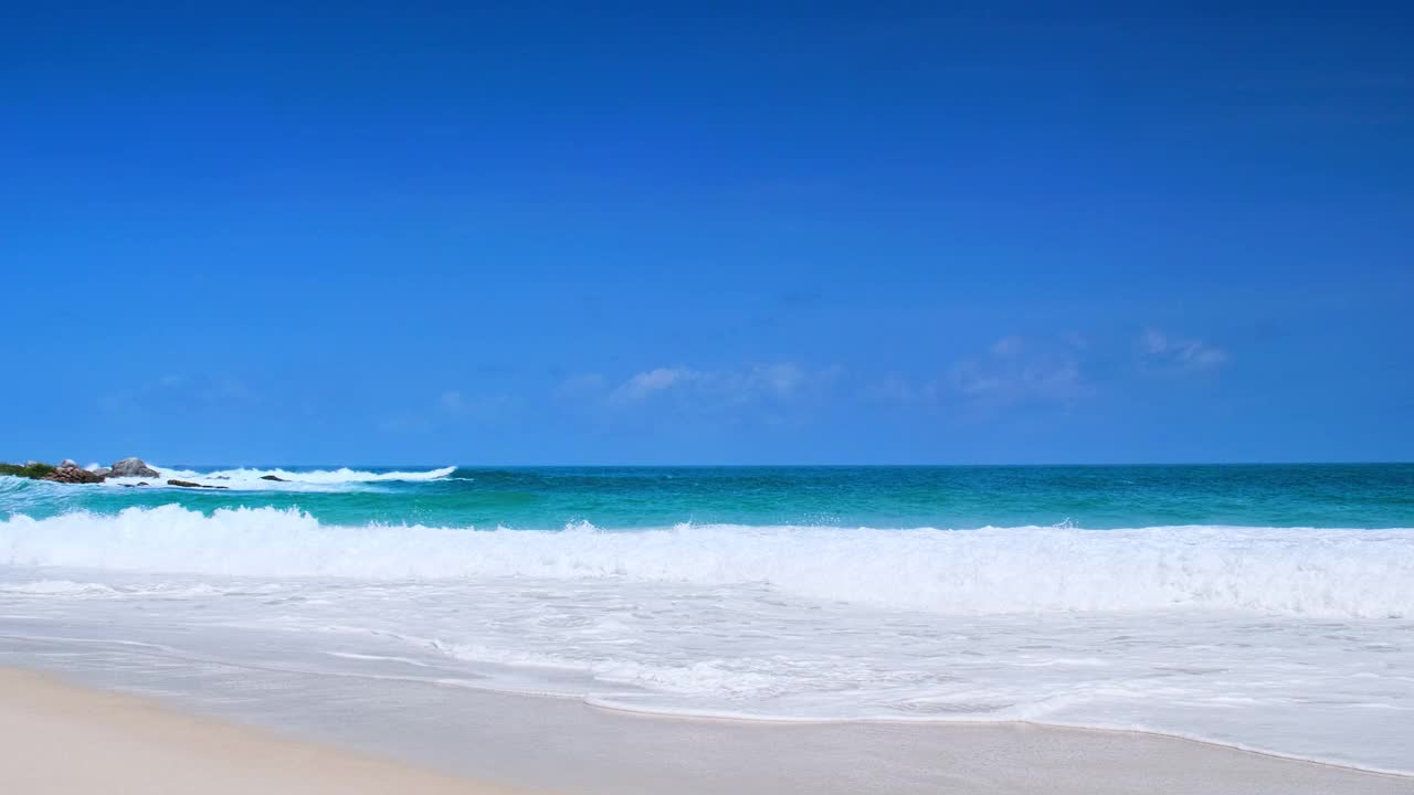 美丽的热带海滩，蓝天白云。热带海滩与海浪冲击空海滩。安达曼普吉岛海滩泰国。视频素材