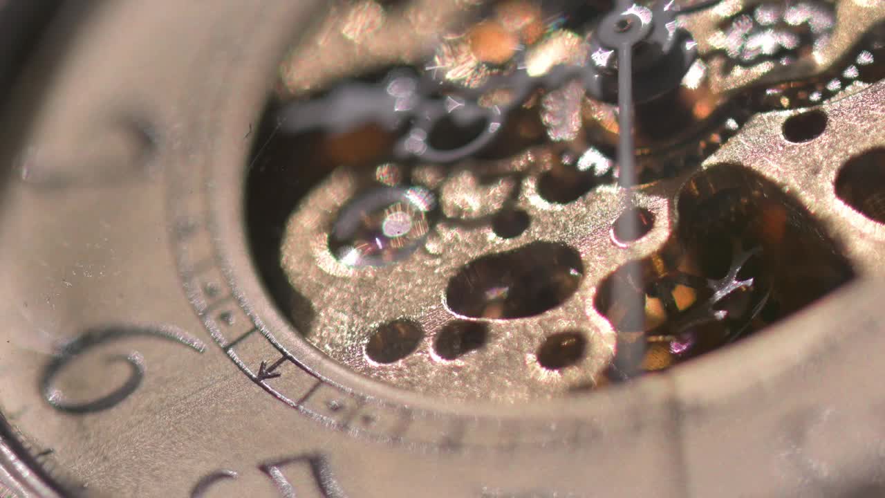 金色古董手表机械工作视频素材