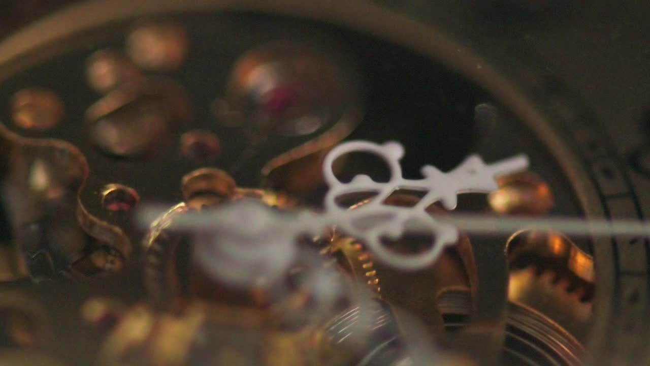 金色古董手表机械工作视频素材