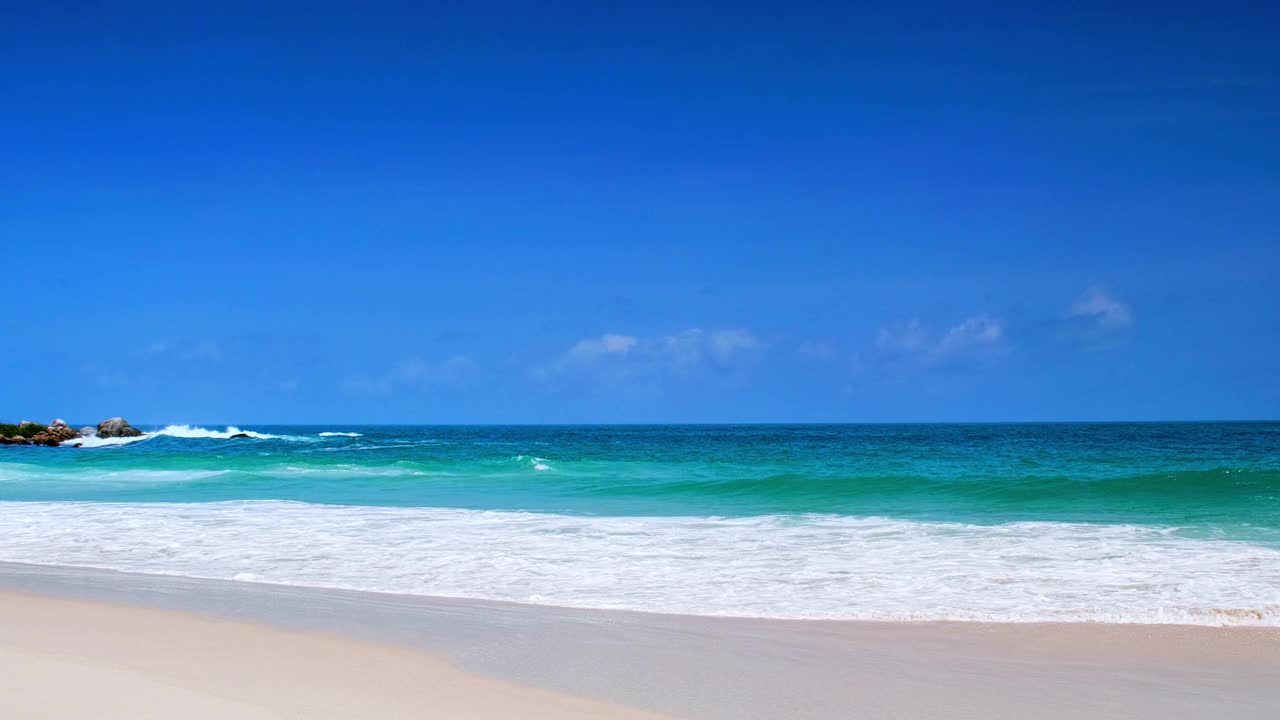 美丽的热带海滩，蓝天白云。热带海滩与海浪冲击空海滩。安达曼普吉岛海滩泰国。视频素材