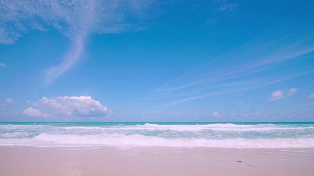 4K美丽的热带海滩，蓝天白云。热带海滩与海浪冲击空海滩。安达曼普吉岛海滩泰国。沙滩和天空在美丽的夏日假期自由视频素材