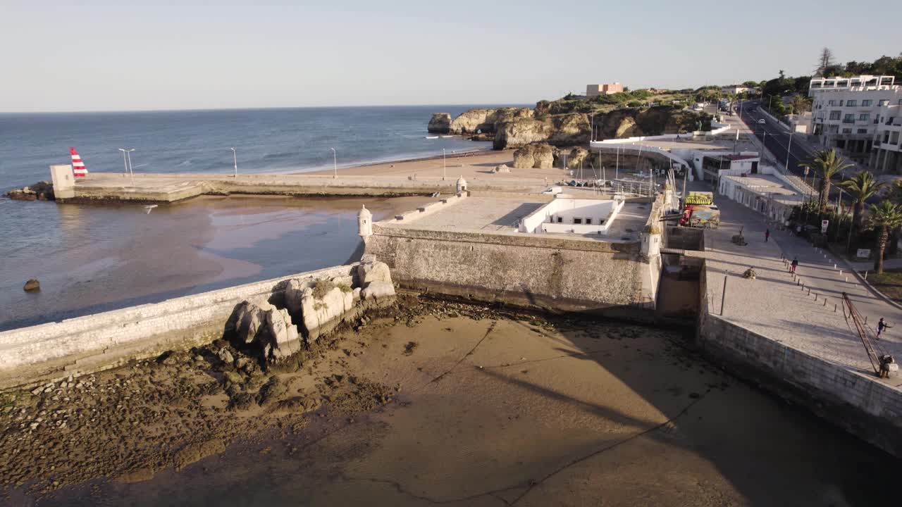 蓬塔达班代拉堡的航拍和它周围的海岸线在拉各斯，葡萄牙视频素材