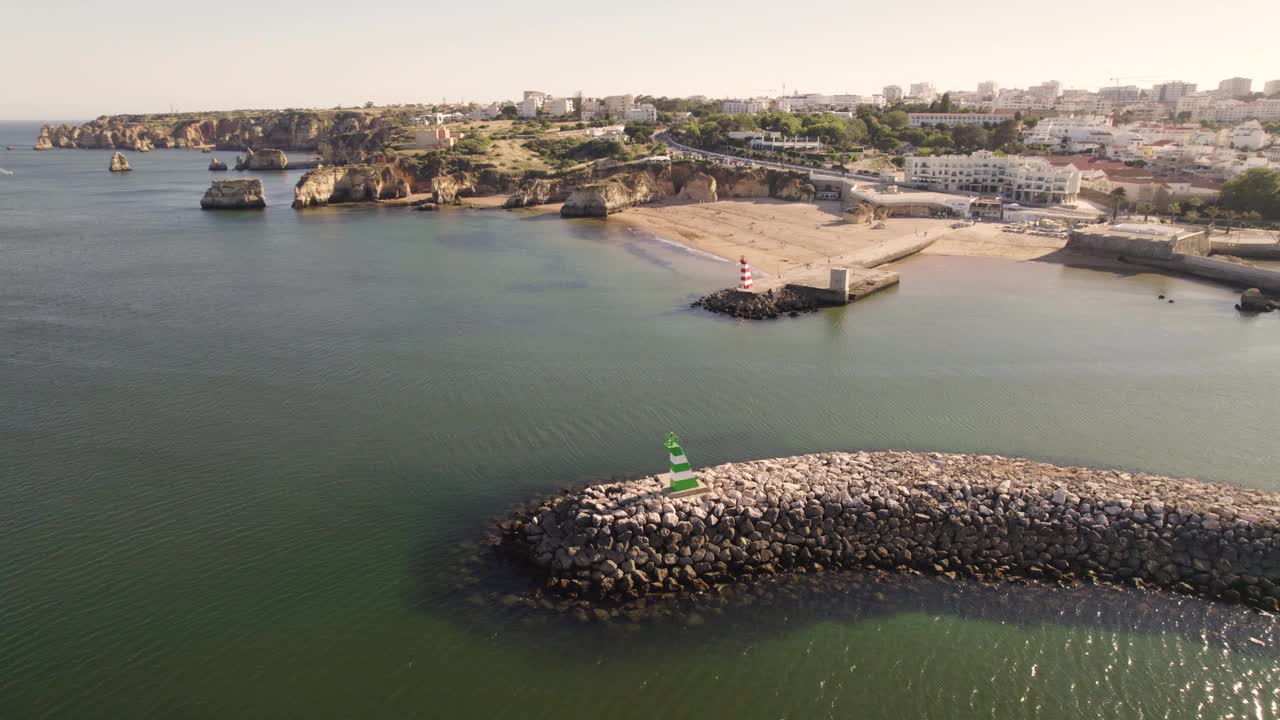 葡萄牙拉各斯本萨夫林河入口的航拍图，被巨大的波浪破坏视频素材