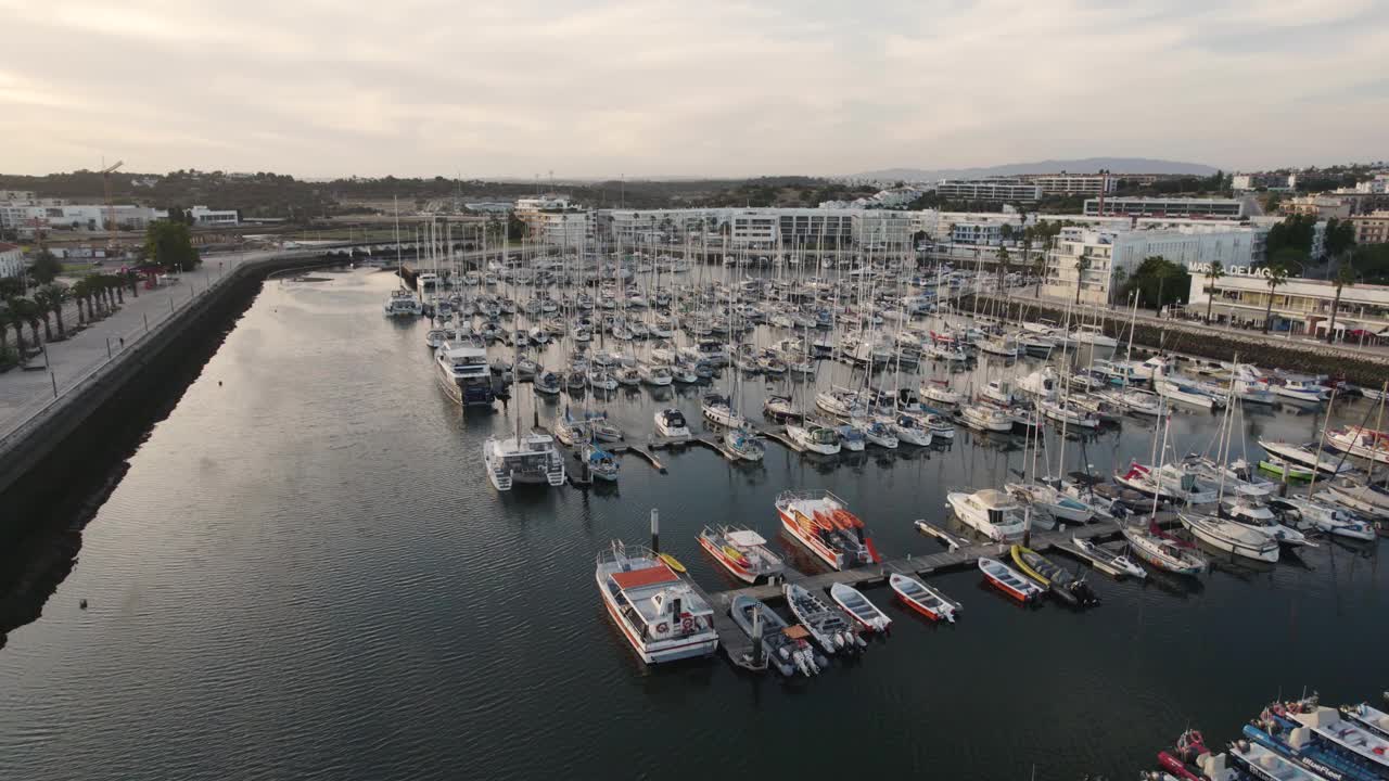 游艇和摩托艇停泊在拉各斯码头，阿尔加维，葡萄牙。全景航拍视频素材