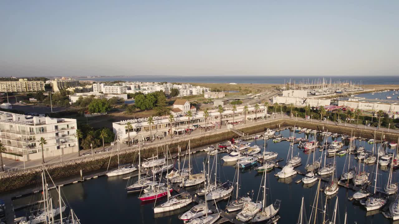 阿尔加维，拉各斯码头，停泊游艇和奢华生活方式。鸟瞰图视频素材