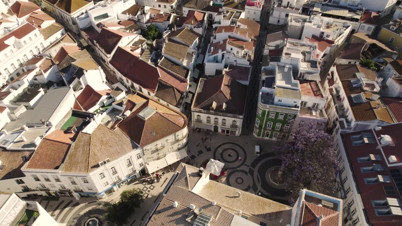 在阿尔加维的拉各斯，从空中俯瞰传统广场的狭窄街道视频素材