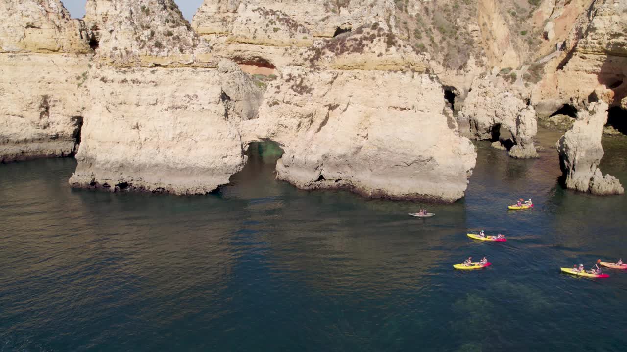 在葡萄牙拉各斯海岸，航拍照片飞过划皮划艇的人们视频素材