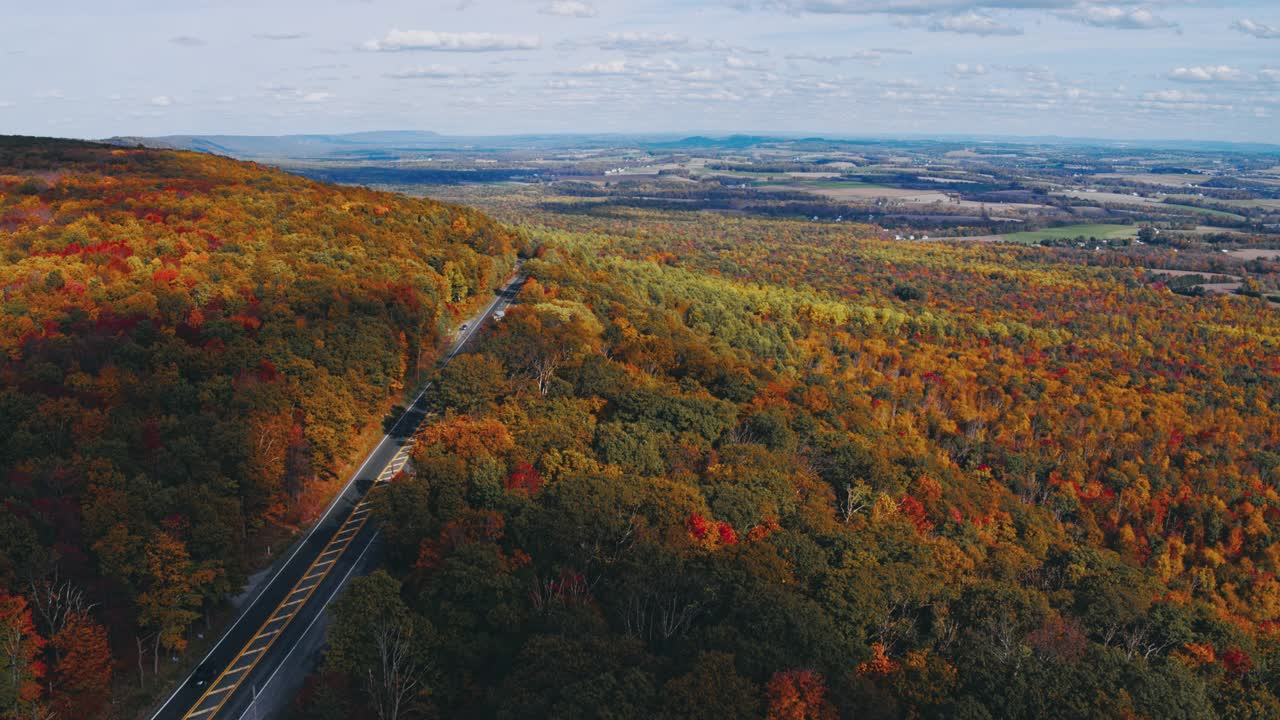 阿巴拉契亚山脉高速公路上遥远的鸟瞰图，背景是宾夕法尼亚州波科诺斯偏远的利哈伊山谷。航拍视频，摄像机向前移动。视频购买