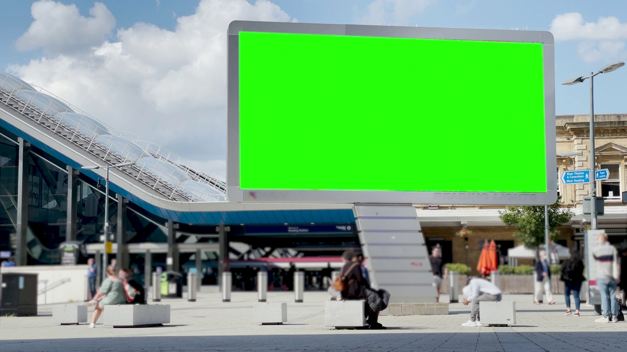 4K繁忙的欧洲市中心巴士和火车交通枢纽和购物零售高街与广告广告牌绿色屏幕。ChromaKey与拷贝空间，阅读，英国视频下载