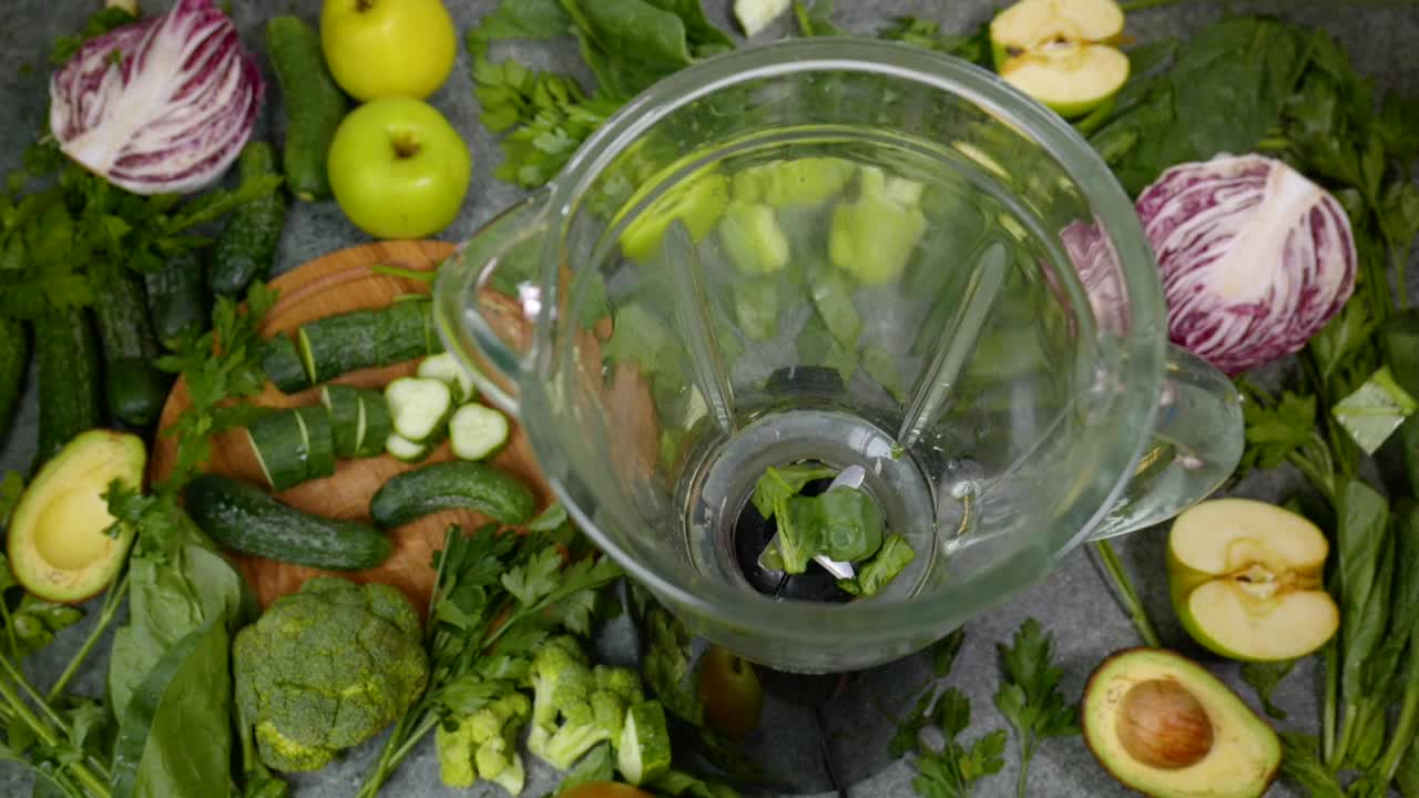 蔬菜掉进搅拌机视频素材