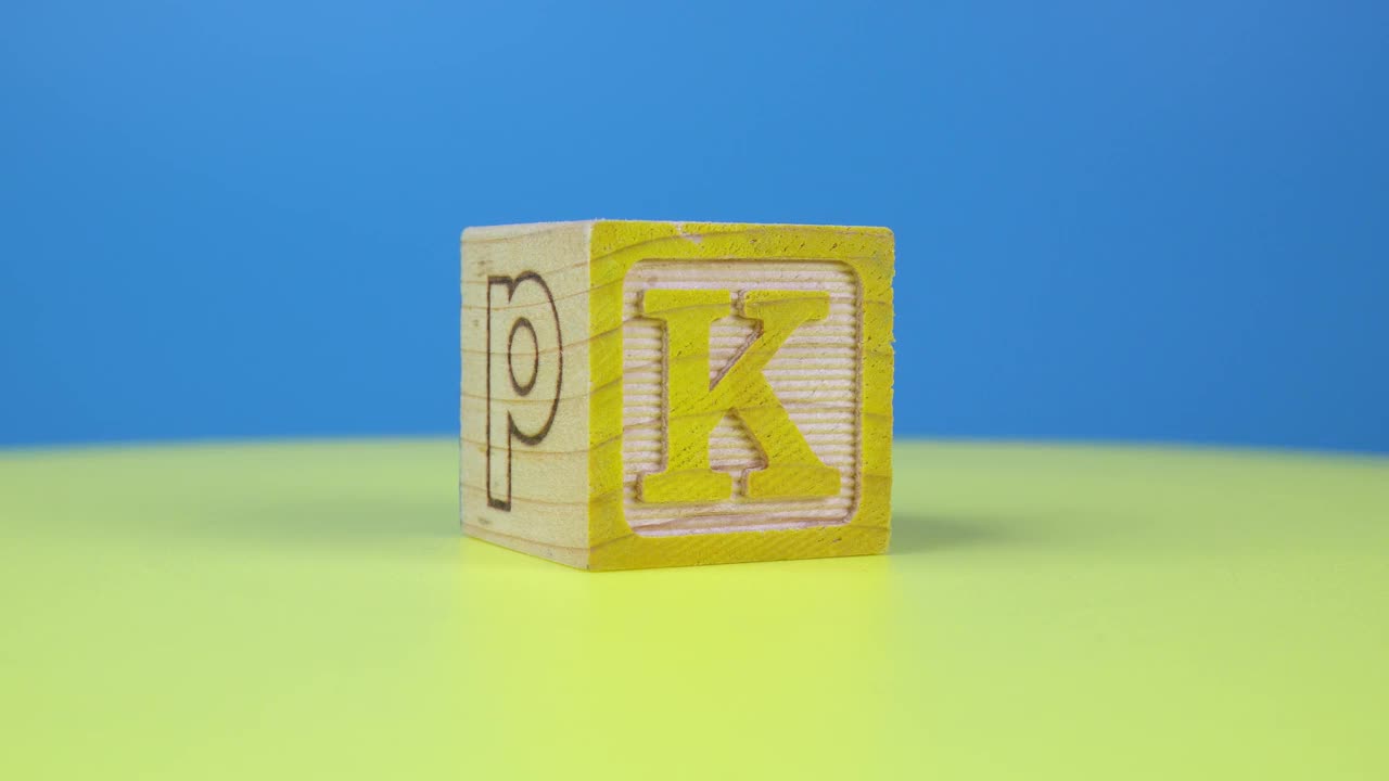 特写字母“K”字母木块视频素材