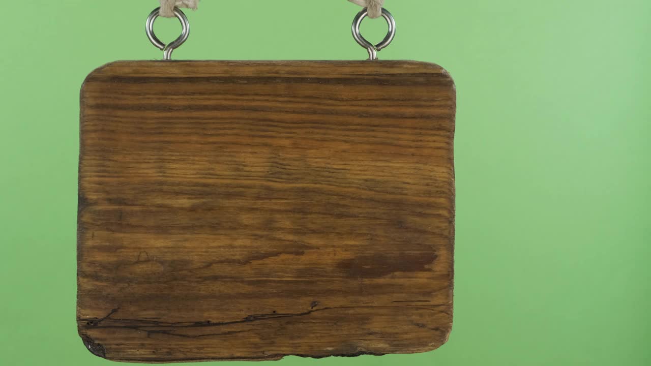 全景图，一个悬挂的木牌。隔离在绿色屏幕上。视频素材
