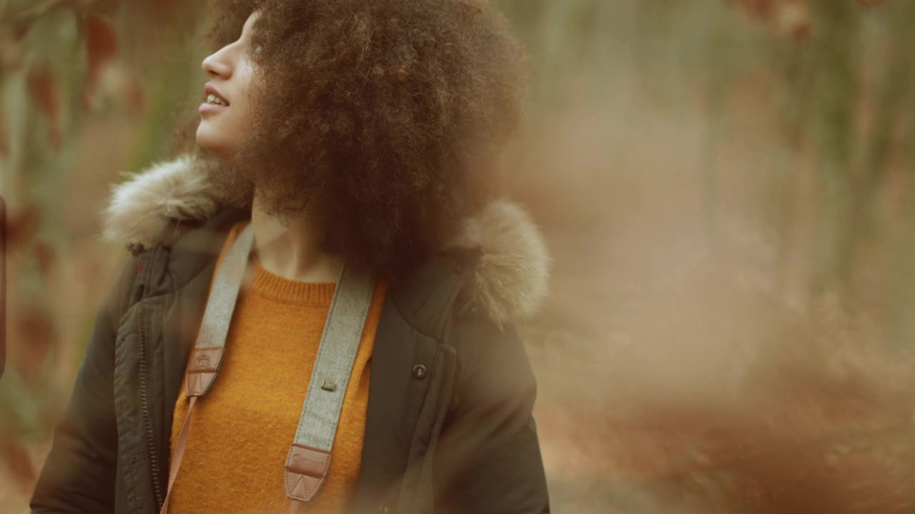 留着非洲式发型的年轻女子在森林里探险视频下载