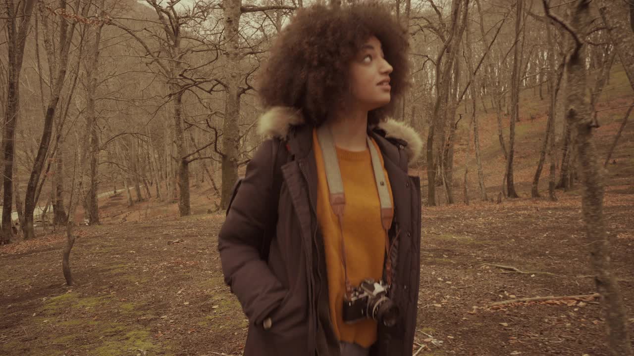 留着非洲式发型的年轻女子在森林里探险视频下载
