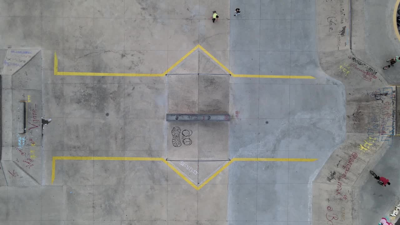 无人机观察滑板公园视频下载