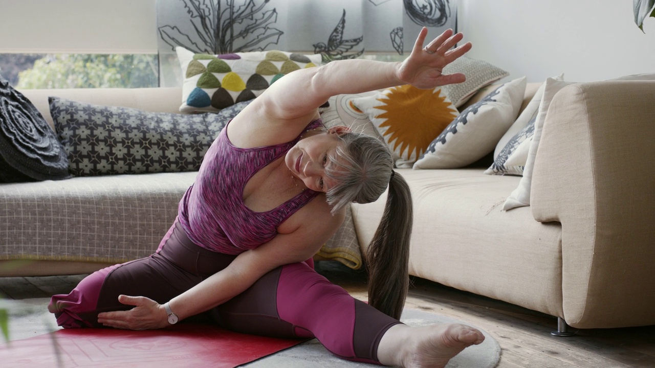 白发女子在家练习瑜伽视频素材