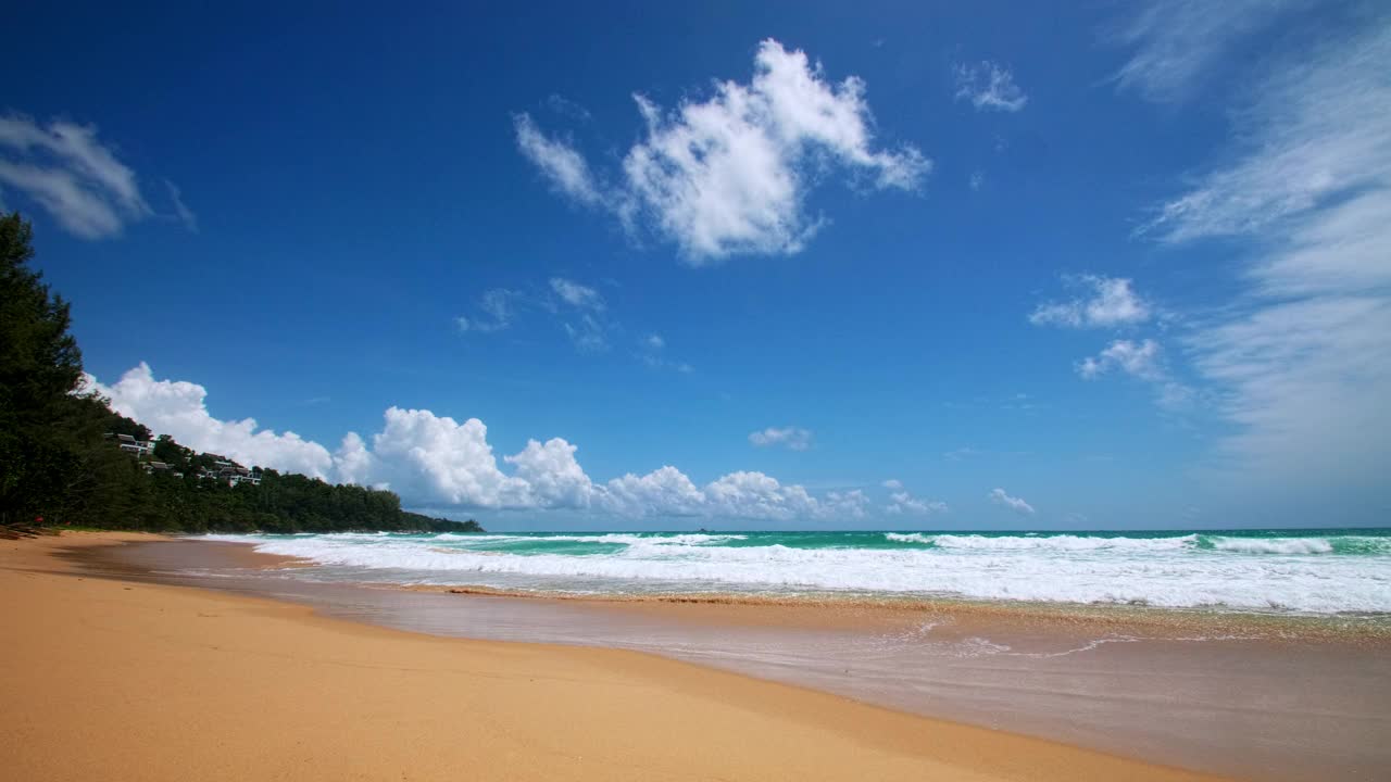 4K美丽的热带海滩，蓝天白云。热带海滩与海浪冲击空海滩。安达曼普吉岛海滩泰国。视频素材