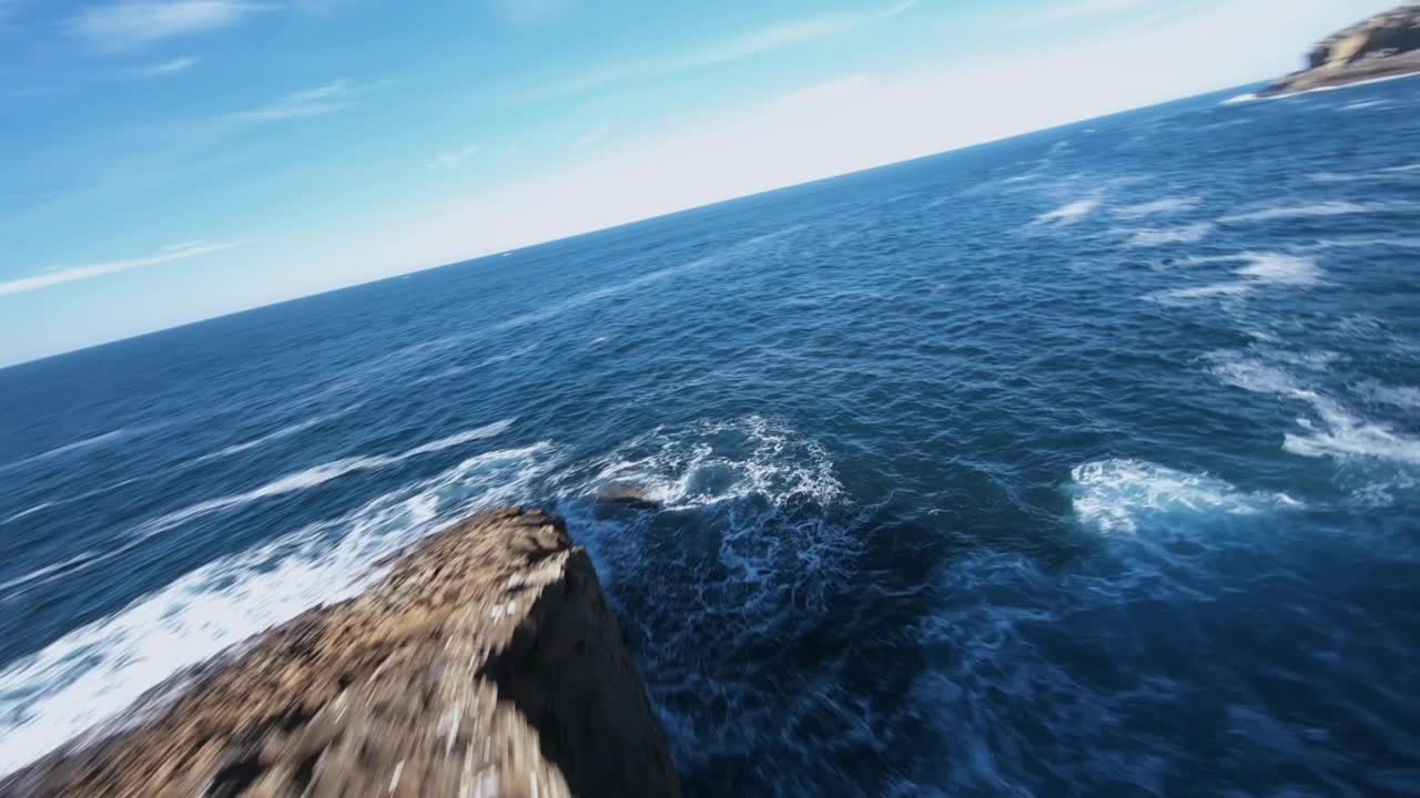 无人机拍摄的海岸附近的尤斯卡迪，巴斯克地区，比斯开，西班牙视频下载