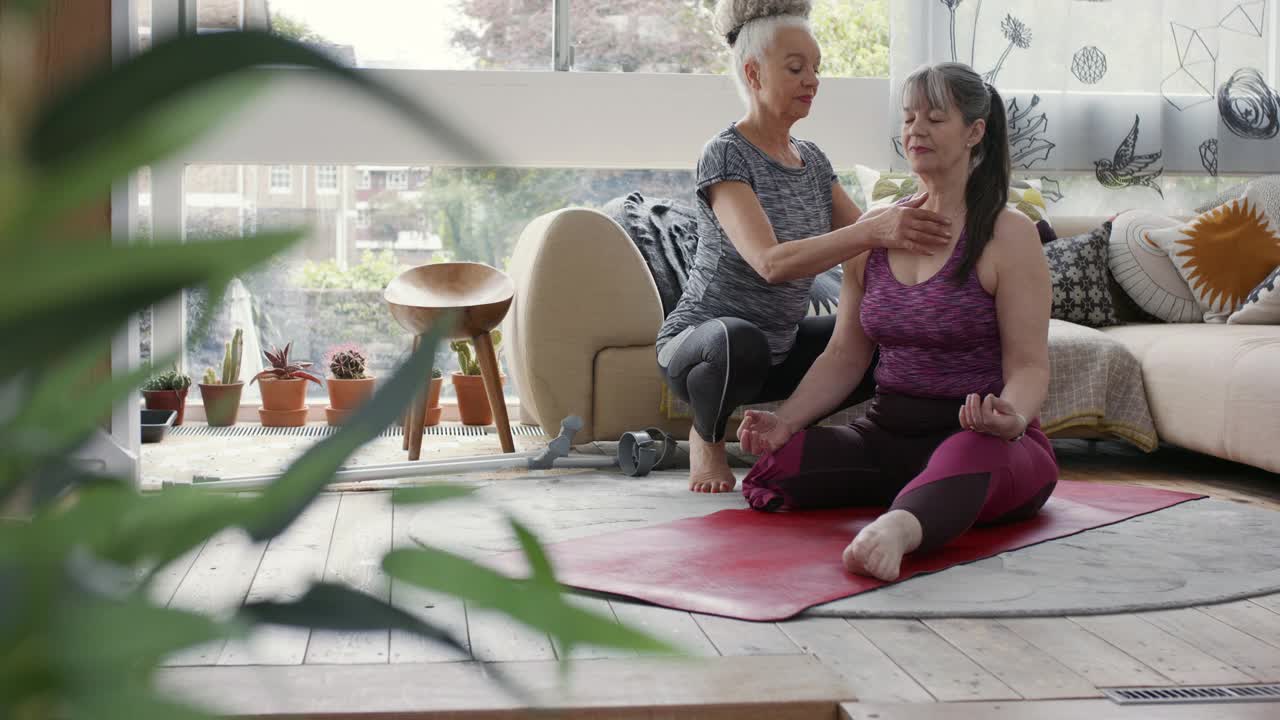 截肢妇女和朋友在家里做瑜伽视频素材