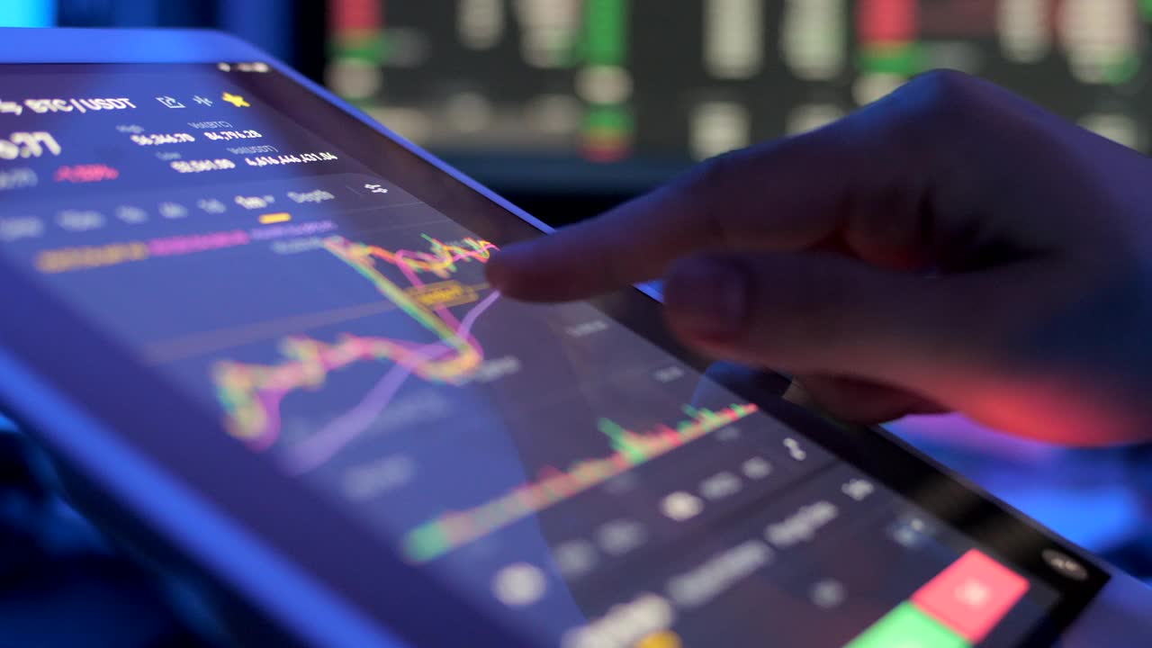在分析股票市場的數字平板電腦上做手勢視頻素材
