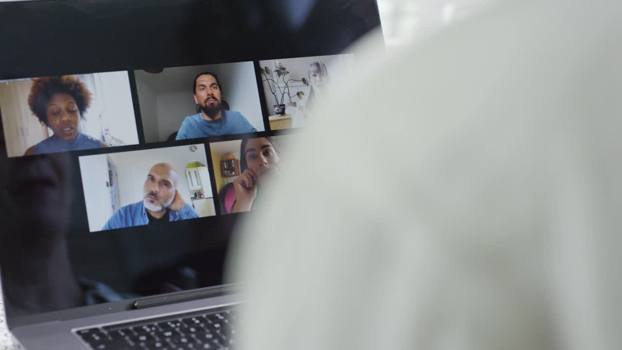 在虛擬會議期間，五個同事在筆記本電腦屏幕上的特寫視頻素材