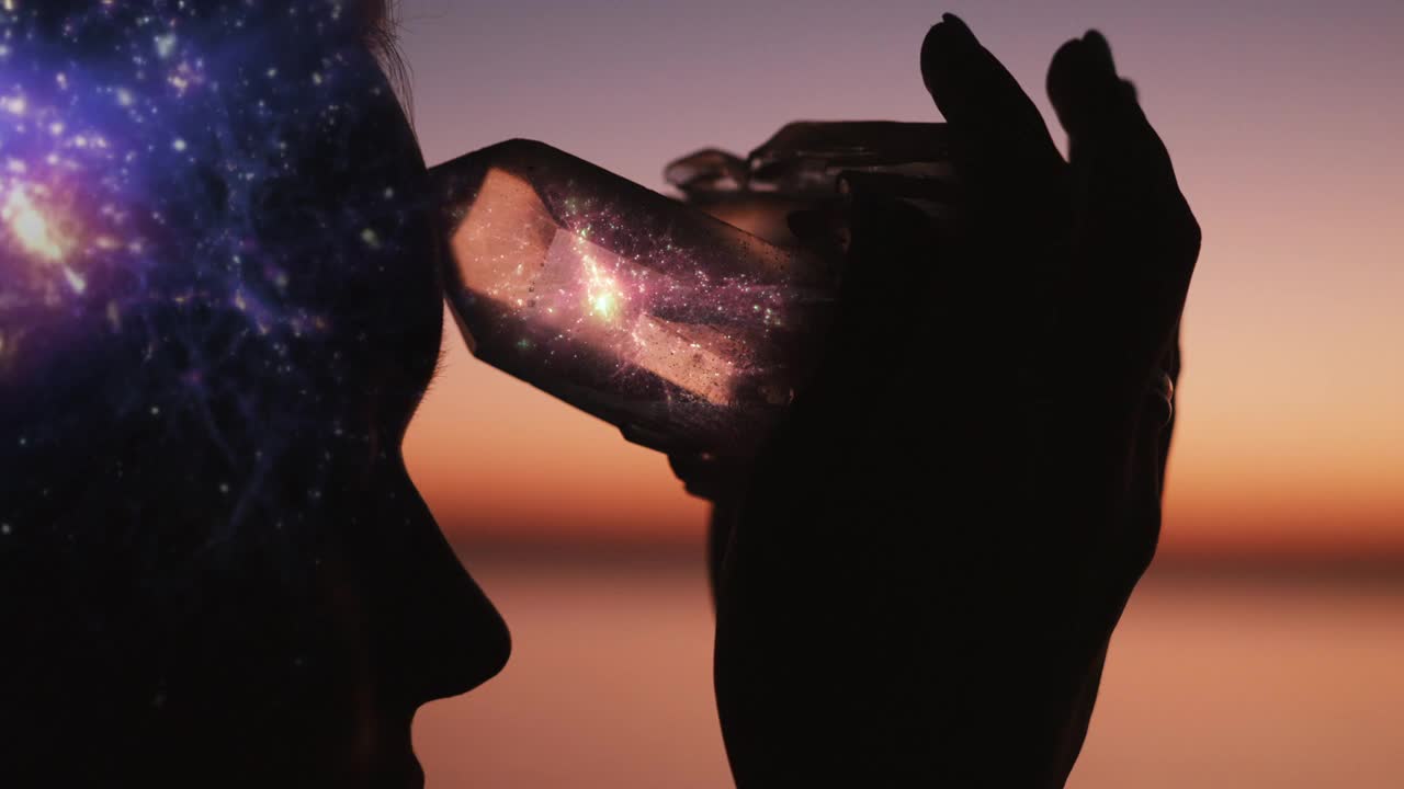 银河内部女性的剪影。在日落海滩寻找灵感视频下载