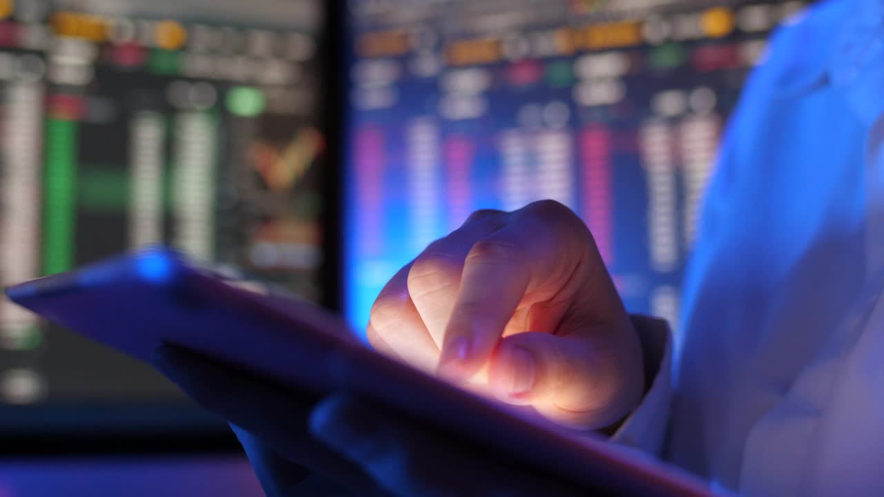 在分析股票市场的数字平板电脑上做手势视频素材