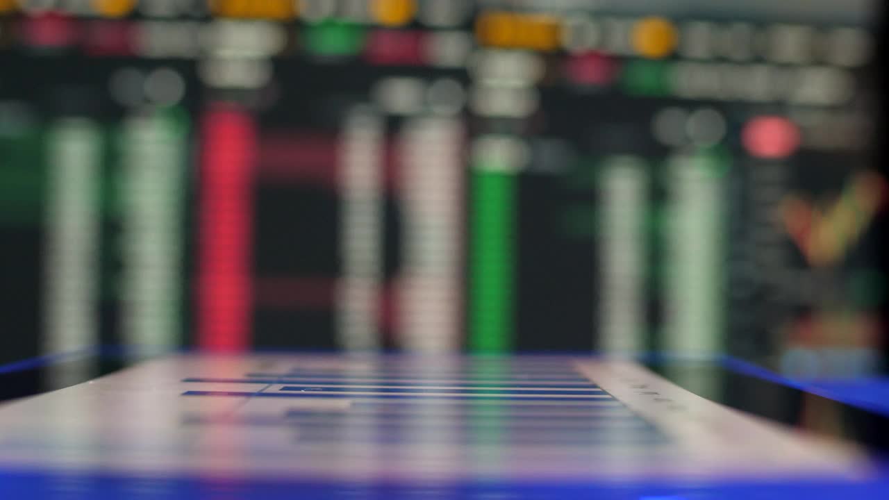 在分析股票市场的数字平板电脑上做手势视频素材