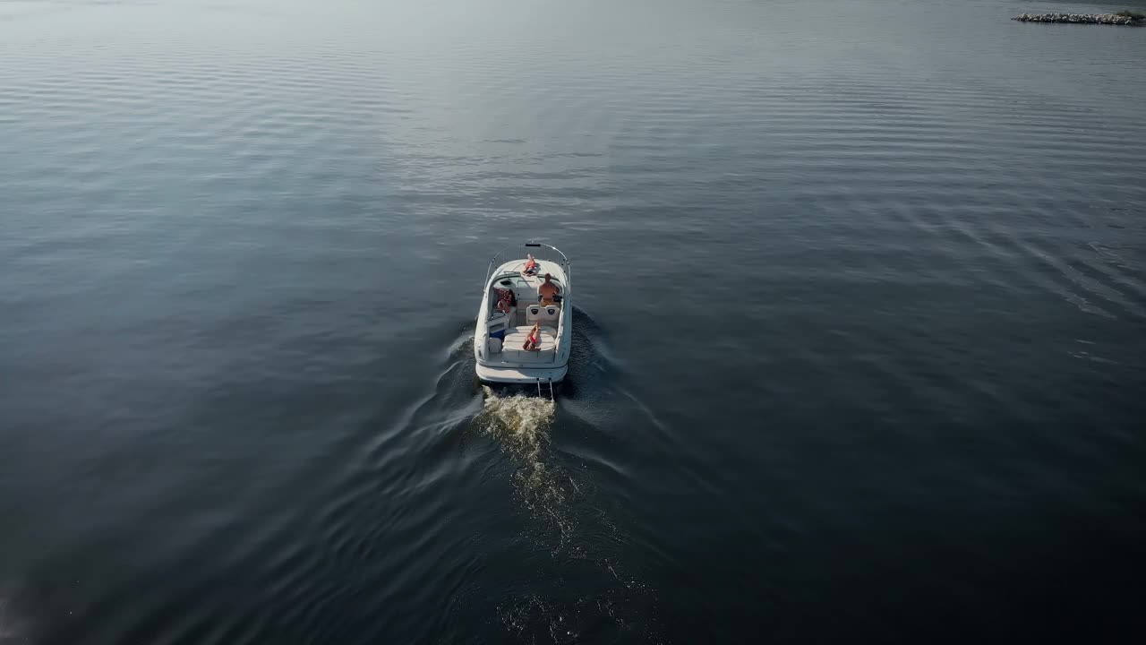 鸟瞰图。一个富人在他的船上。美丽的女模特正在游艇上休息视频下载