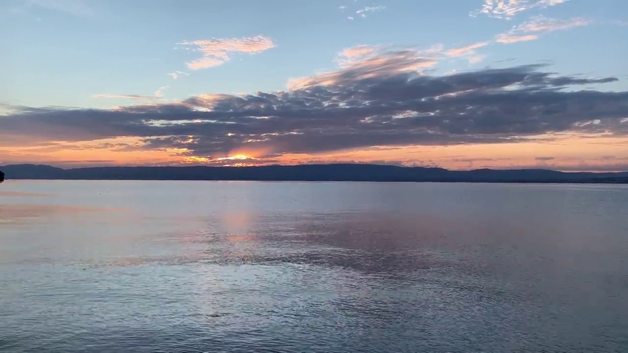 夏日里日内瓦湖的日落，没有人视频下载