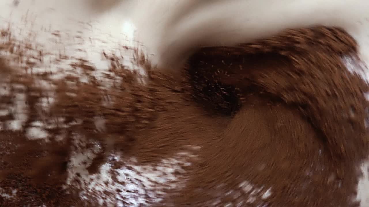 用慢動作將牛奶和咖啡混合視頻素材