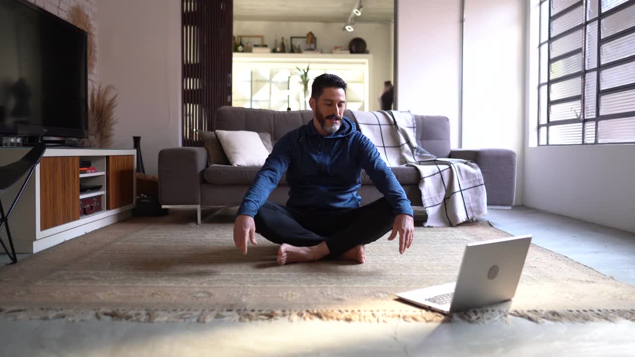 成熟的男人在家冥想视频素材