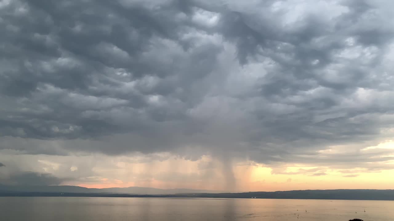 日内瓦湖上空乌云密布，雷电交加视频下载