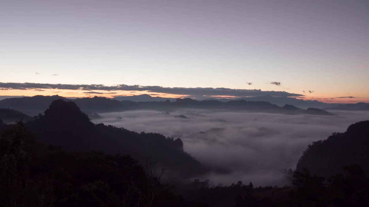日出山，云雾缭绕视频下载