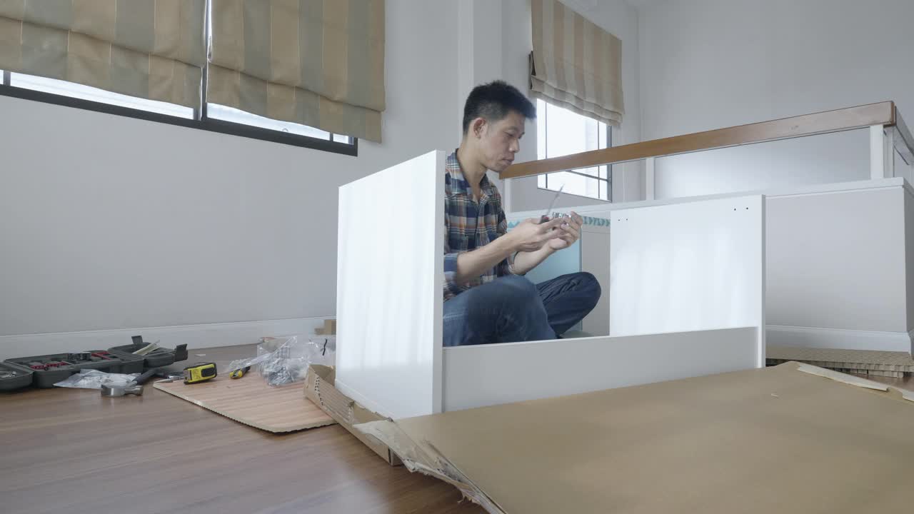 人组装存储DIY家具在客厅视频下载