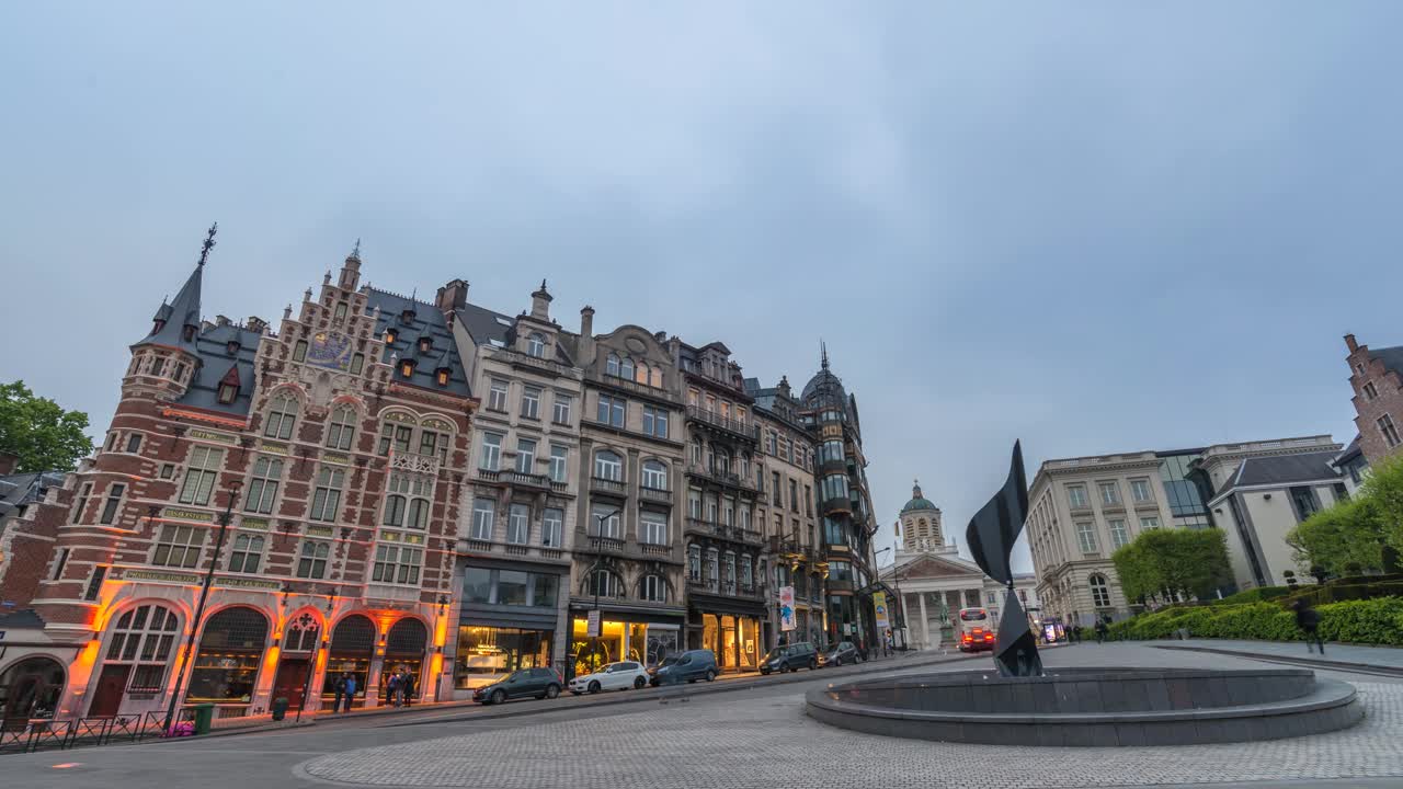 比利时布鲁塞尔时间流逝4K，城市天际线从白天到晚上时间流逝在库登堡街视频下载
