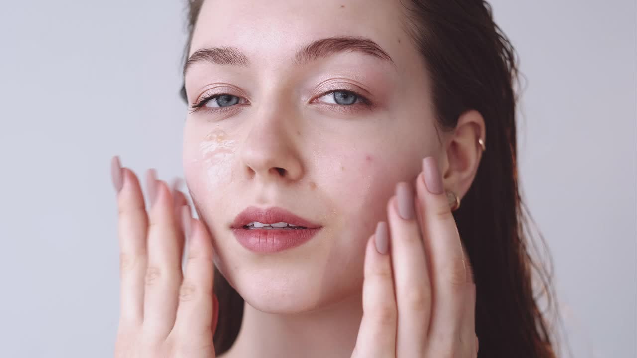 皮肤年轻化面部护理妇女应用凝胶视频素材