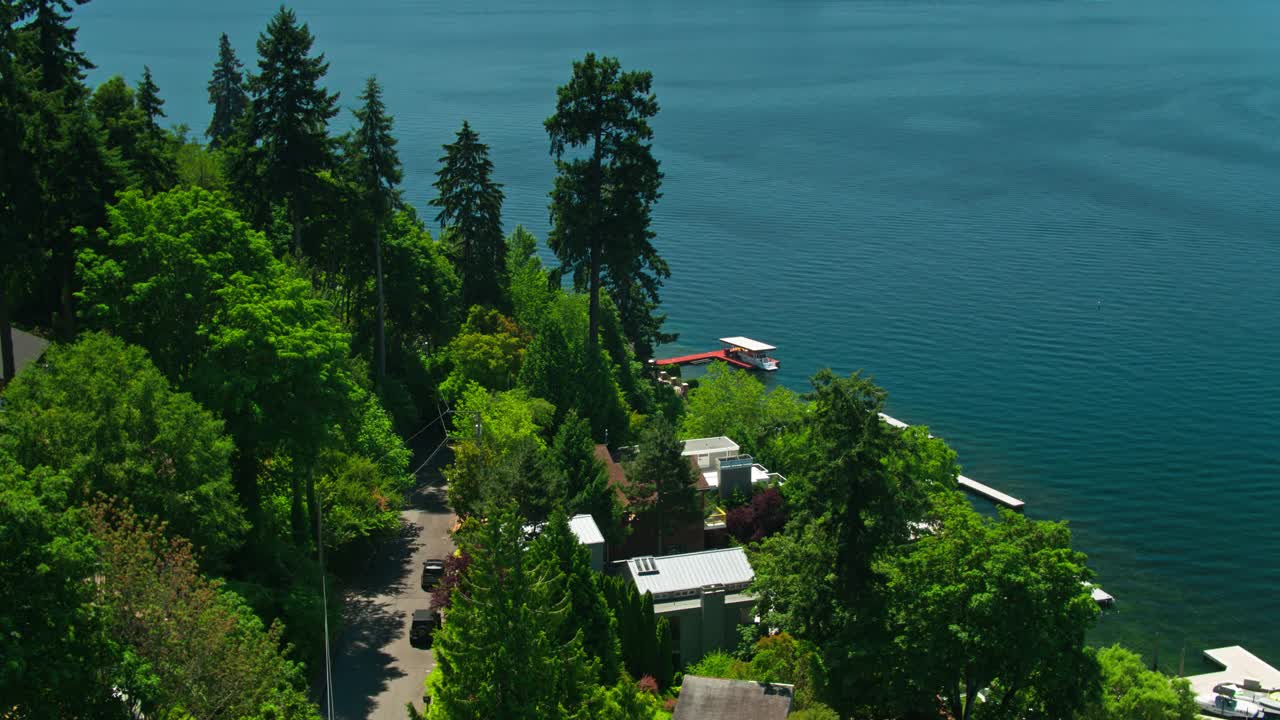 从贝尔维尤向上倾斜的华盛顿湖航拍视频下载