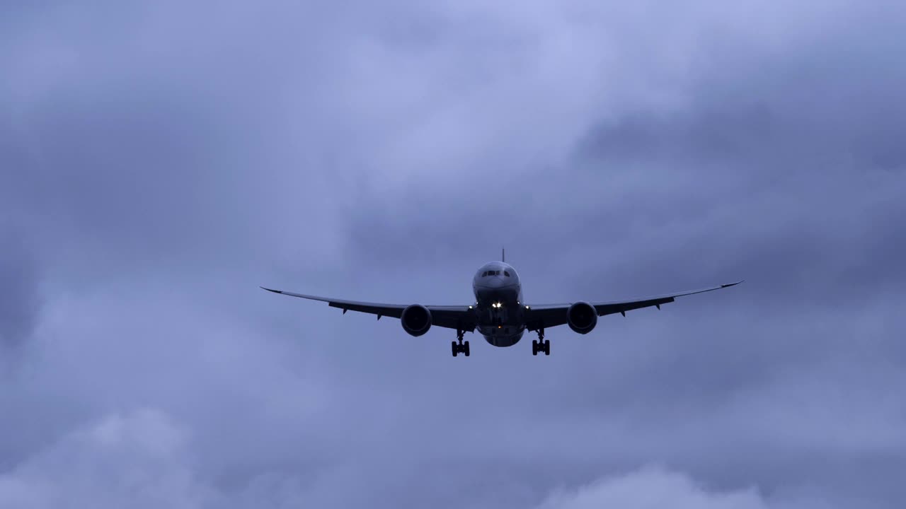 4k正面近距离跟踪拍摄的飞机航班降落在伦敦希思罗机场LHR夜间视频素材