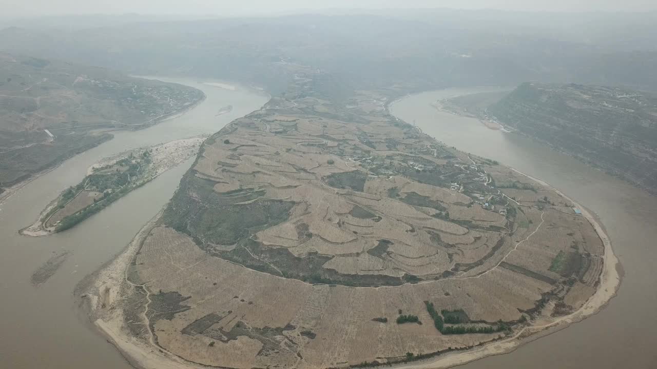 鸟瞰图的黄河(黄河)带在陕西省，中国视频下载